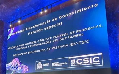 Iñaki Comas junto a Mariana G. López recogen hoy, en la sede central del CSIC el premio en la categoría Transferencia de conocimiento de los II Premios de Transferencia y Emprendimiento del CSIC